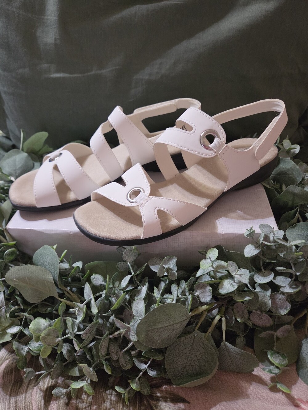 #704- Comfort plus by Predictions White Slingback Sandals,sz.10 Wide